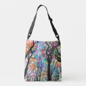 虹の水色の空、黒いシルエットの木 クロスボディバッグ (裏面)