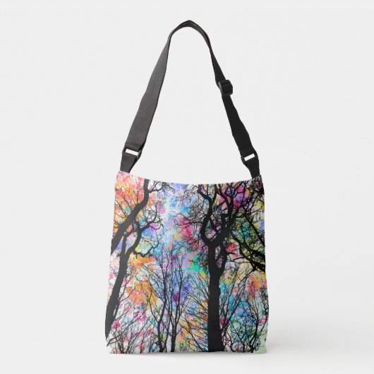 虹の水色の空、黒いシルエットの木 クロスボディバッグ (正面)