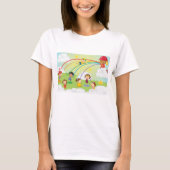 虹の消防士のスプレーで遊ぶ子供たち Tシャツ (正面)