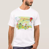 虹の消防士のスプレーの下で遊ぶ子供たち Tシャツ (正面)