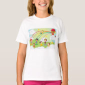 虹の消防士のスプレーの下で遊ぶ子供たち Tシャツ (正面)