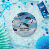 虹の空の黒い卒業キャップ ペーパープレート (パーティー)