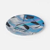 虹の空の黒い卒業キャップ ペーパープレート (アングル)