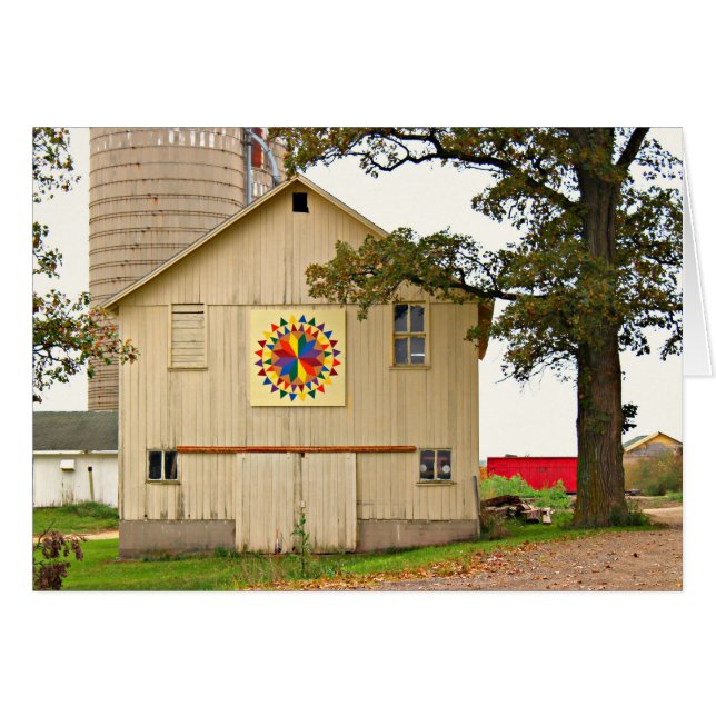 虹の納屋のキルトが付いている古く白い納屋 (正面横)