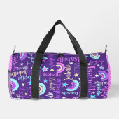 虹の紫ピンクの黄色の星の名前イザベル ダッフルバッグ (裏面)
