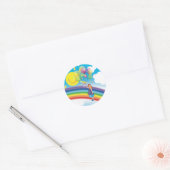 虹の背景に風船を持った女の子と ラウンドシール (封筒)