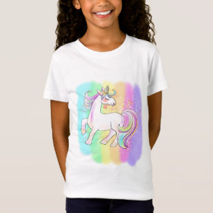 虹の背景のピンクのユニコーン Tシャツ