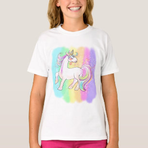 虹の背景Tシャツのピンクのユニコーン Tシャツ