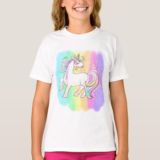 虹の背景Tシャツのピンクのユニコーン Tシャツ (正面)