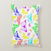 虹の色の蝶飛んでいる アクセントクッション (正面(垂直))