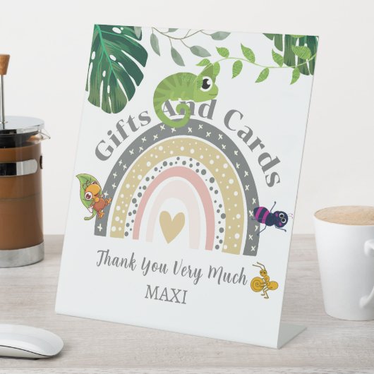 虹の赤ちゃんシャワーギフト&カードの上のジャングル 台座サイン (インサイチュ)