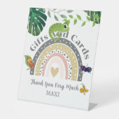 虹の赤ちゃんシャワーギフト&カードの上のジャングル 台座サイン (正面)