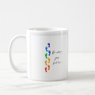 虹の足跡クラシックマグカップ - Be Where Your Feet Are コーヒーマグカップ