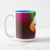 虹の輝きにクリームの耳を持つ白いプードル ツートーンマグカップ (左)