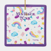 虹の魔法の紫のパーソナライズ名ガーリー年 セラミックオーナメント (裏面)