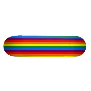 虹はゲイプライド黒いLGBTサポートで縞で飾ります スケートボード