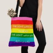 虹はナマステの挨拶の感動的な愛を着色します トートバッグ (クローズアップ)