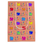 虹は幸せな漫画象の誕生日を着色します ミディアムペーパーバッグ (裏面)