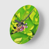 虹は紫色のピンクの花のトンボを着色しました ラウンド壁時計 (傾斜)