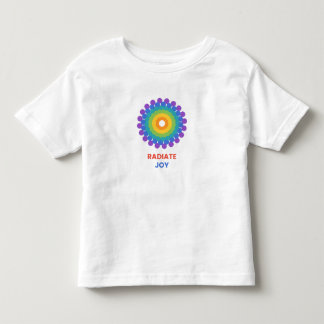 虹を放射する - レインボーマンダラ サンバースト カラフル トドラーTシャツ