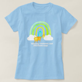 虹を追いかけて昼寝 ルビー色の可愛い猫 Tシャツ