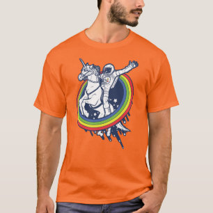 虹を通してuncornに乗っている宇宙飛行士 tシャツ