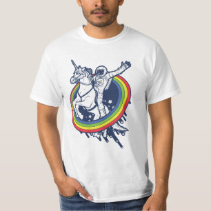 虹を通してuncornに乗っている宇宙飛行士 tシャツ