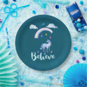 虹信じの下で水色のユニコーン ペーパープレート (パーティー)