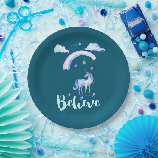 虹信じの下で水色のユニコーン ペーパープレート (パーティー)