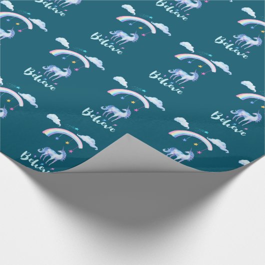 虹信じの下で水色のユニコーン ラッピングペーパー (角)