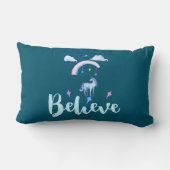 虹信じの下で水色のユニコーン ランバークッション (裏面)