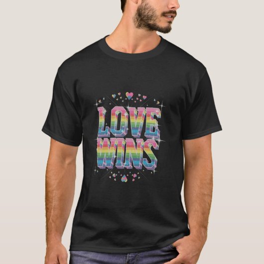 虹色で愛の勝利を祝福する プライド ポジティ Tシャツ (正面)