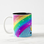 虹色のきらきらとしたユニコーンの角の顔 ツートーンマグカップ (左)