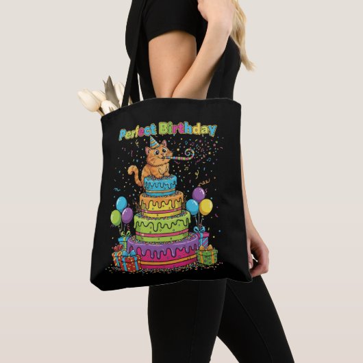 虹色のケーキの上の完璧な誕生日の可愛いキャラクター猫 トートバッグ (クローズアップ)