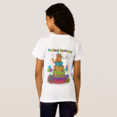 虹色のケーキの上の完璧な誕生日の可愛いキャラクター猫 Tシャツ (裏面フル)
