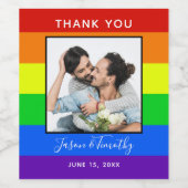 虹色のストライプの写真 LGBTQ カップル ウェディング ワインラベル (シングルラベル)