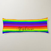 虹色のストライプ ライン アブストラクト モノグラム 可愛い ボディピロー (裏面)