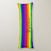 虹色のストライプ ライン アブストラクト モノグラム 可愛い ボディピロー (裏面 (縦))