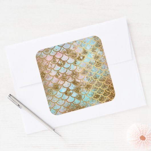 虹色のピンクの金ゴールドのグリッターの人魚の魚スケール スクエアシール (封筒)