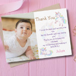 虹色のユニコーン 赤ちゃん女の子の誕生日写真 サンキューカード<br><div class="desc">虹色のユニコーン 赤ちゃん女の子の誕生日 サンクスカードは、赤ちゃん女の子のための虹色のユニコーンのかわいいデザインです</div>