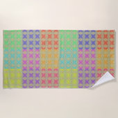 虹色の代替ダイヤモンドパターンの色 ビーチタオル (正面)