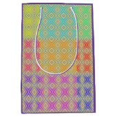 虹色の代替ダイヤモンドパターンの色 ミディアムペーパーバッグ (正面)