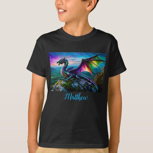 虹色の竜が彼の土地を守る Tシャツ (正面)