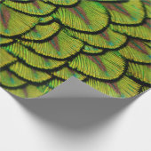 虹色の緑の黄色の孔雀の尾の羽 ラッピングペーパー (角)