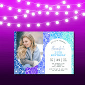 虹色の青いストライプの花のアーチ写真の誕生日 招待状