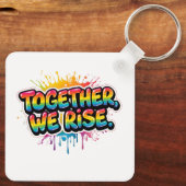 虹色の「Together We Rise」デザイン キーホルダー (裏面)