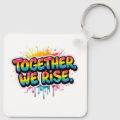 虹色の「Together We Rise」デザイン キーホルダー (裏面)