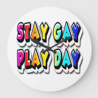 虹色フォントで「STAY GAY PLAY DAY」ブラックアウトライン #3 ラージ壁時計