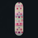 虹色モダンガーリーピンク紫色の花名 スケートボード<br><div class="desc">虹色モダンピンク紫の花の名前はモダン、カラフルの虹色の背景にピンクと紫の花の名前を付けてパーソナライズされたいる。表示された文字・ボックスで文字を編集してパーソナライズ©Evco Studio www.zazzle.com/store/evcostudioによる設計</div>