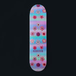 虹色モダンガーリーピンク紫色の花名 スケートボード<br><div class="desc">虹色モダンピンク紫の花の名前はモダン、カラフルの虹色の背景にピンクと紫の花の名前を付けてパーソナライズされたいる。表示された文字・ボックスで文字を編集してパーソナライズ©Evco Studio www.zazzle.com/store/evcostudioによる設計</div>